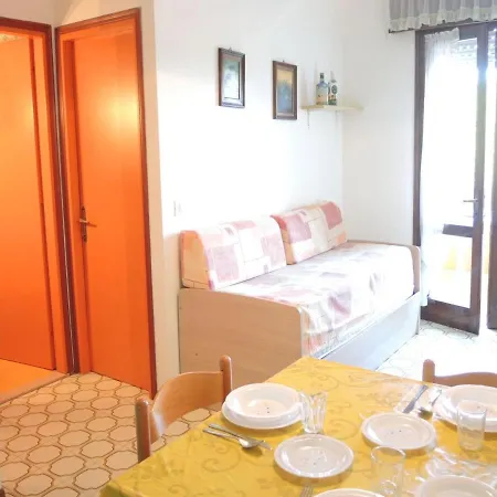 Apartment Renewed Two-bedroom In - Beahost